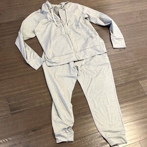 Vuori Women's Gray Sweat Set